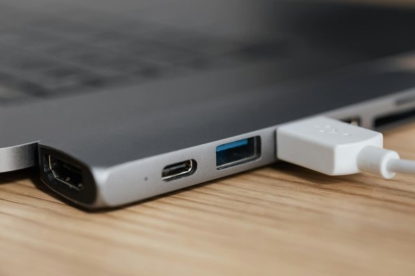 Quels sont les avantages de l'utilisation de l'USB Type-C pour la connectivité ?